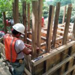 Personal laborando en la construcción de una PTAR