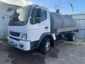 Camión blanco cisterna estacionado