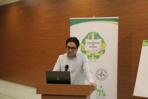 Hombre en podio presentando algún tema ambiental.