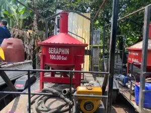 Tanque calibrador de combustibles color rojo.